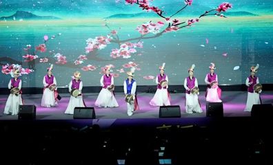 多國藝術(shù)團隊共譜青春樂章，舞臺藝術(shù)造型點亮新都之夜——記“成都國際友城青年音樂會”